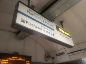 A sign directing you to the Victoria line